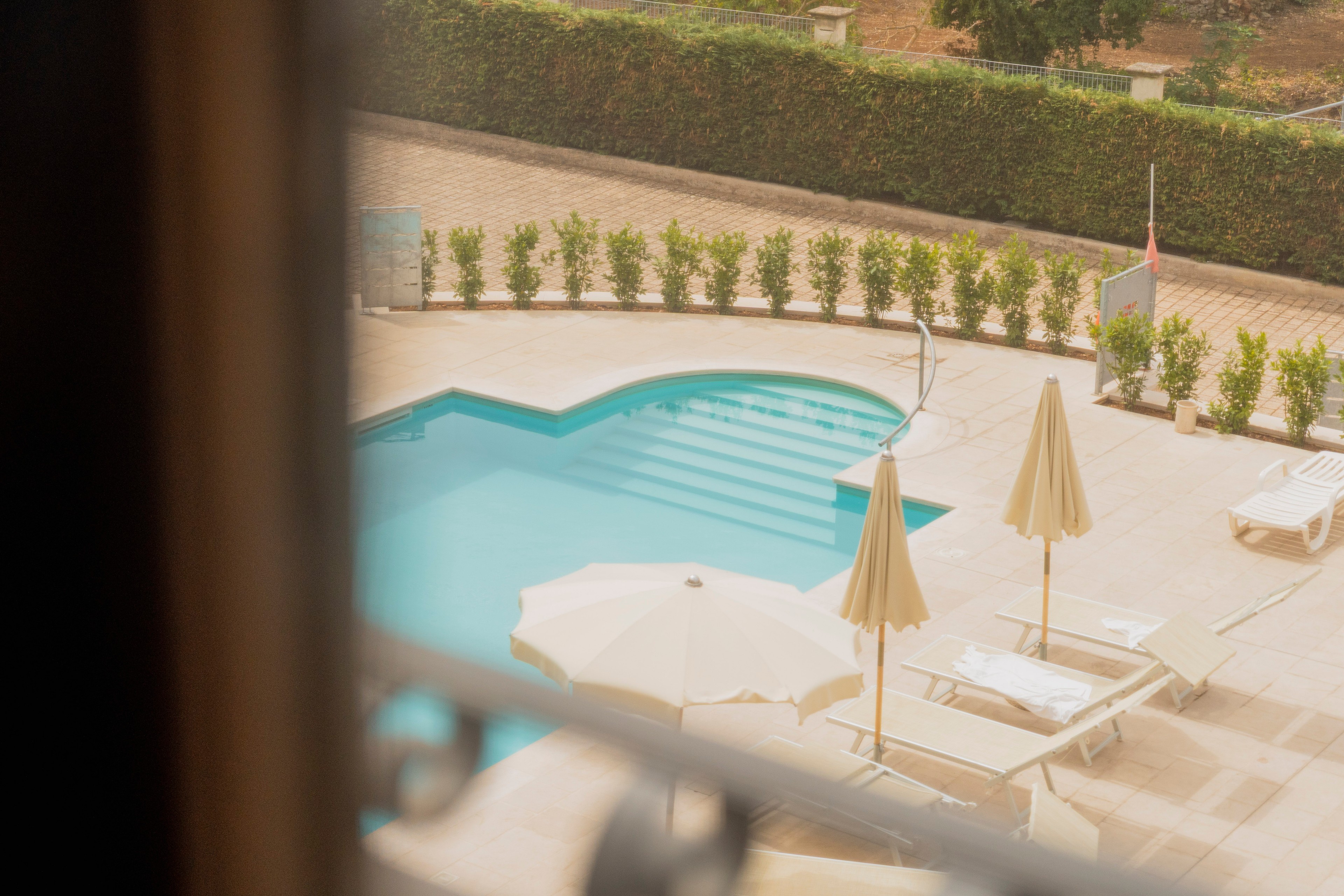 Piscina esterna di Hotel Villa Rosa con lettini e ombrelloni